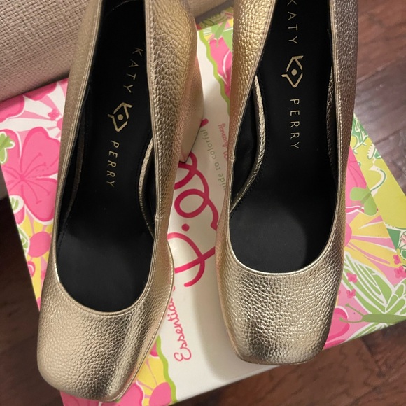Katy Perry gold, square toe, block heel pump - Picture 6 of 7